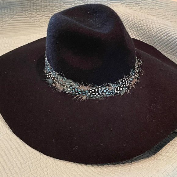 AMERICAN EAGLES OVERSIZED BLACK FLOPPY HAT WITH FEATHER TRIM - Picture 3 of 5